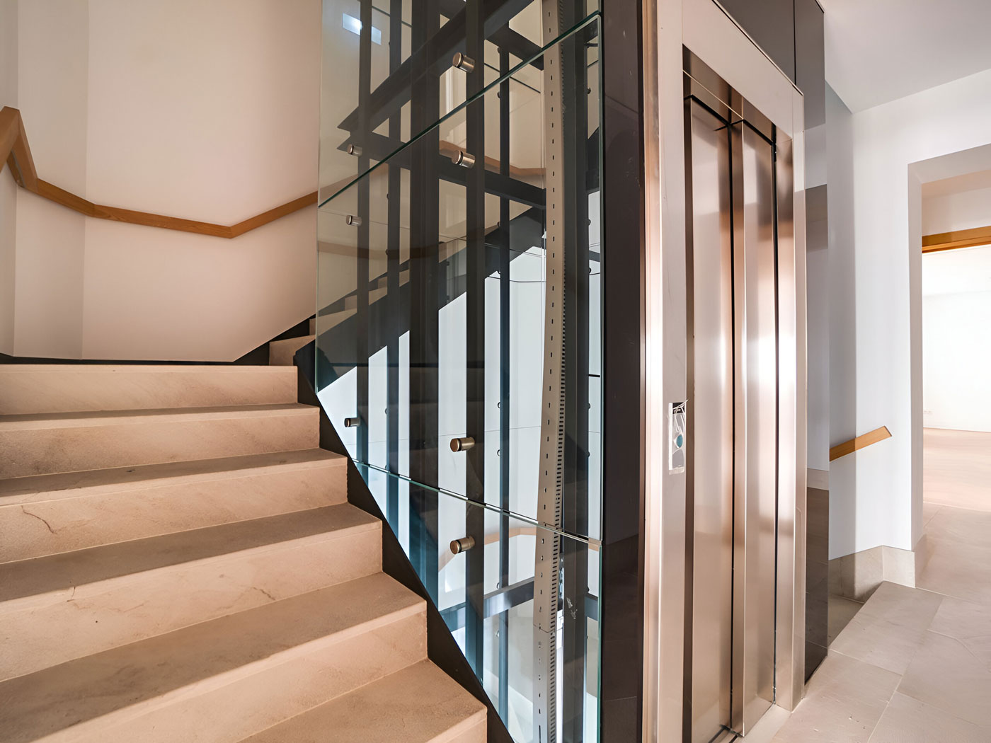 Moderner Aufzug in den Palma City Luxe Apartments