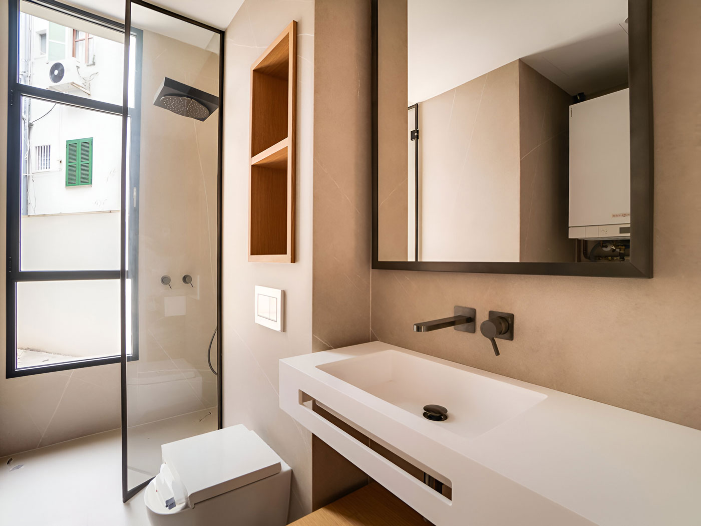 Zeitgemäßes Badezimmer mit Glasdusche und eleganten Armaturen