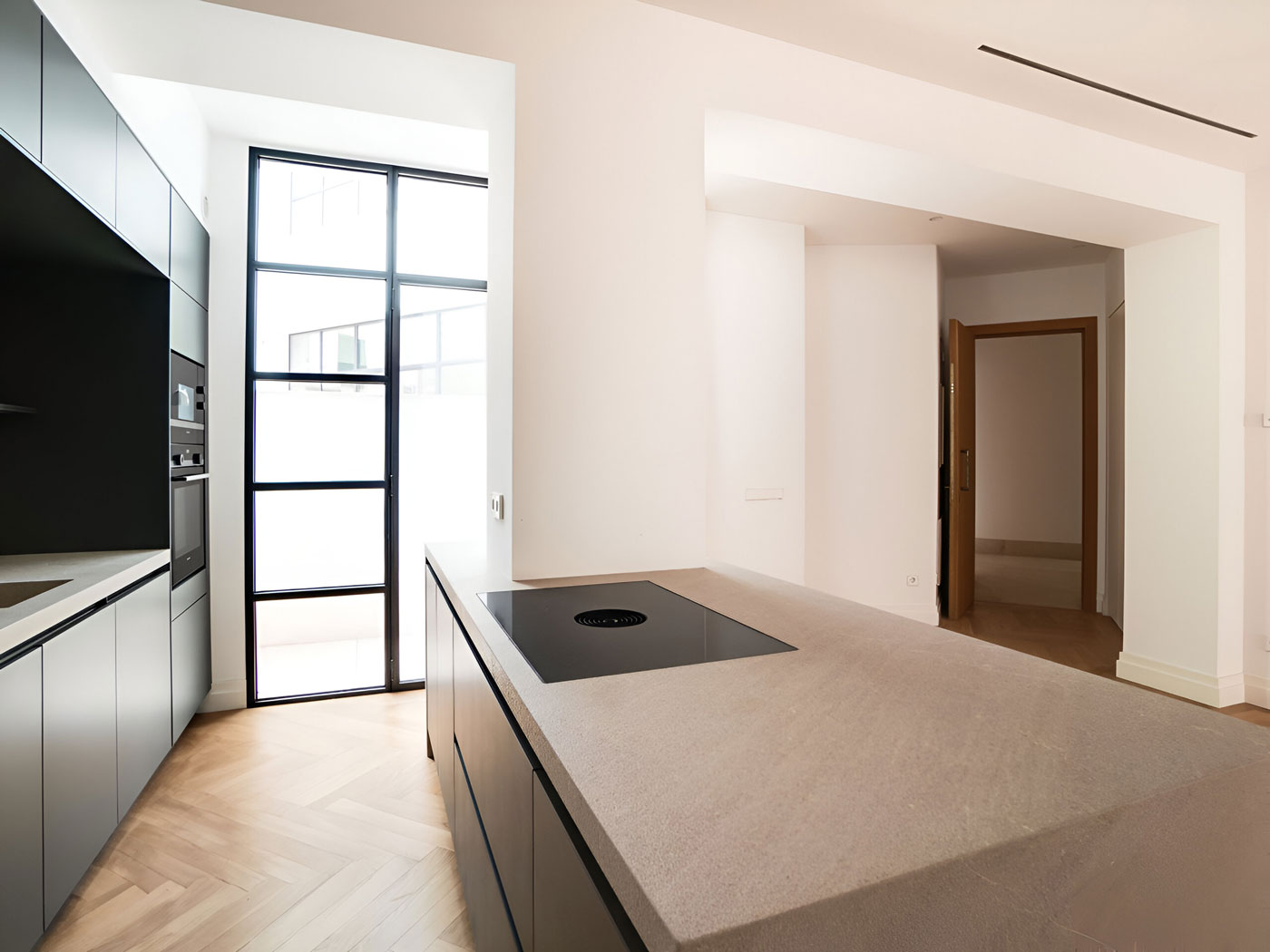 Designküche der Palma City Luxe Apartments mit Patio-Blick