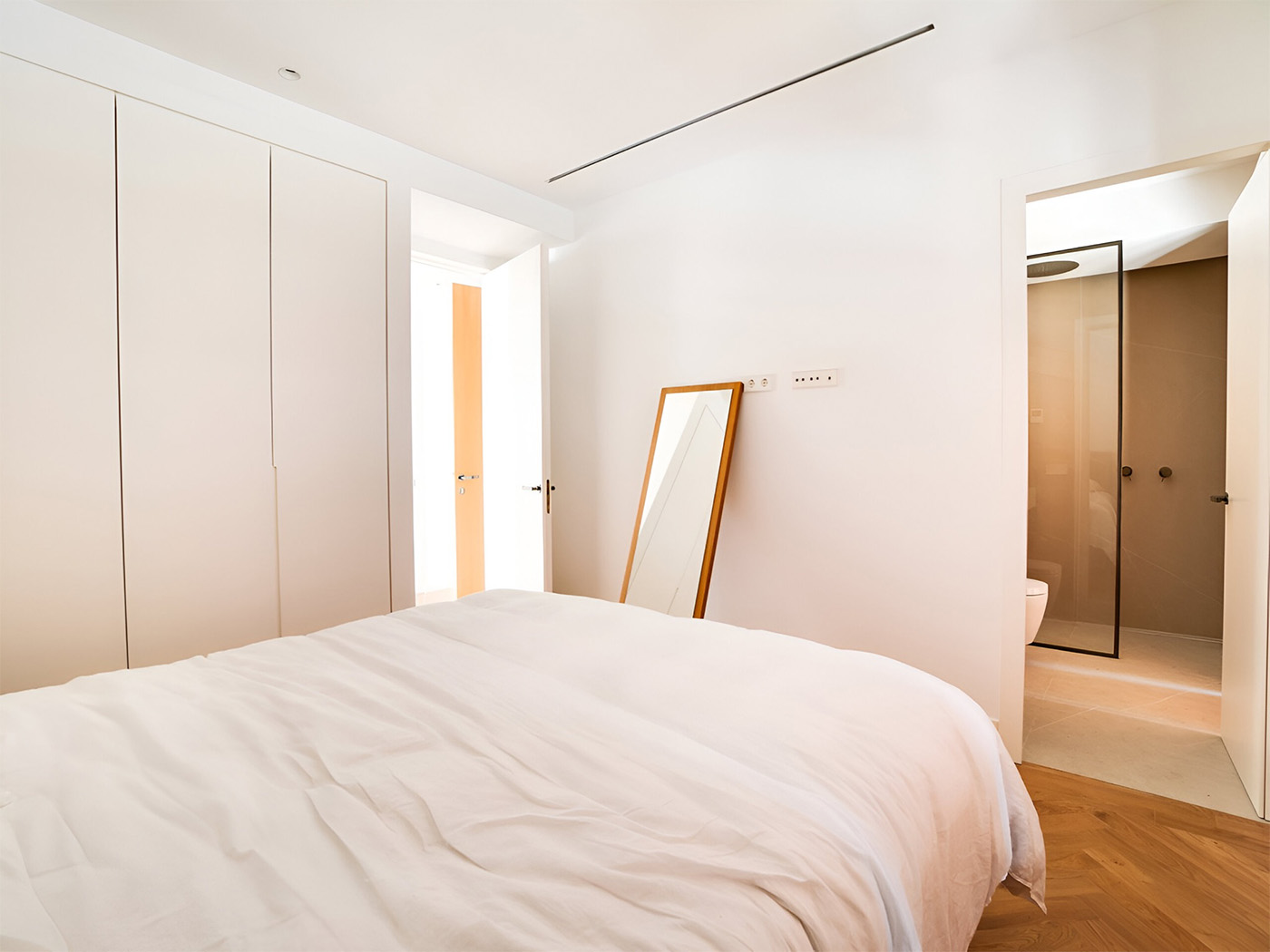 Schlafzimmer der Palma City Luxe Apartments mit hellem Design